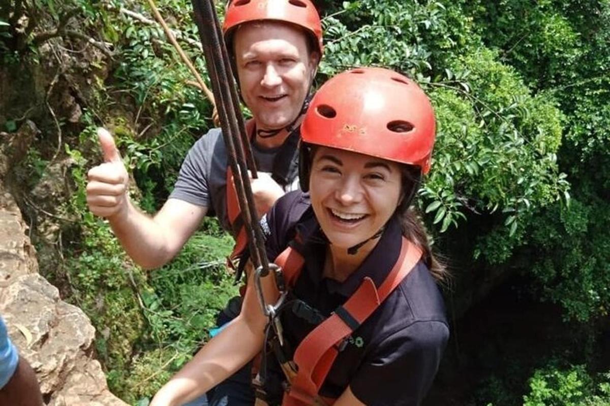 moški in ženska na ziplineu v džungli