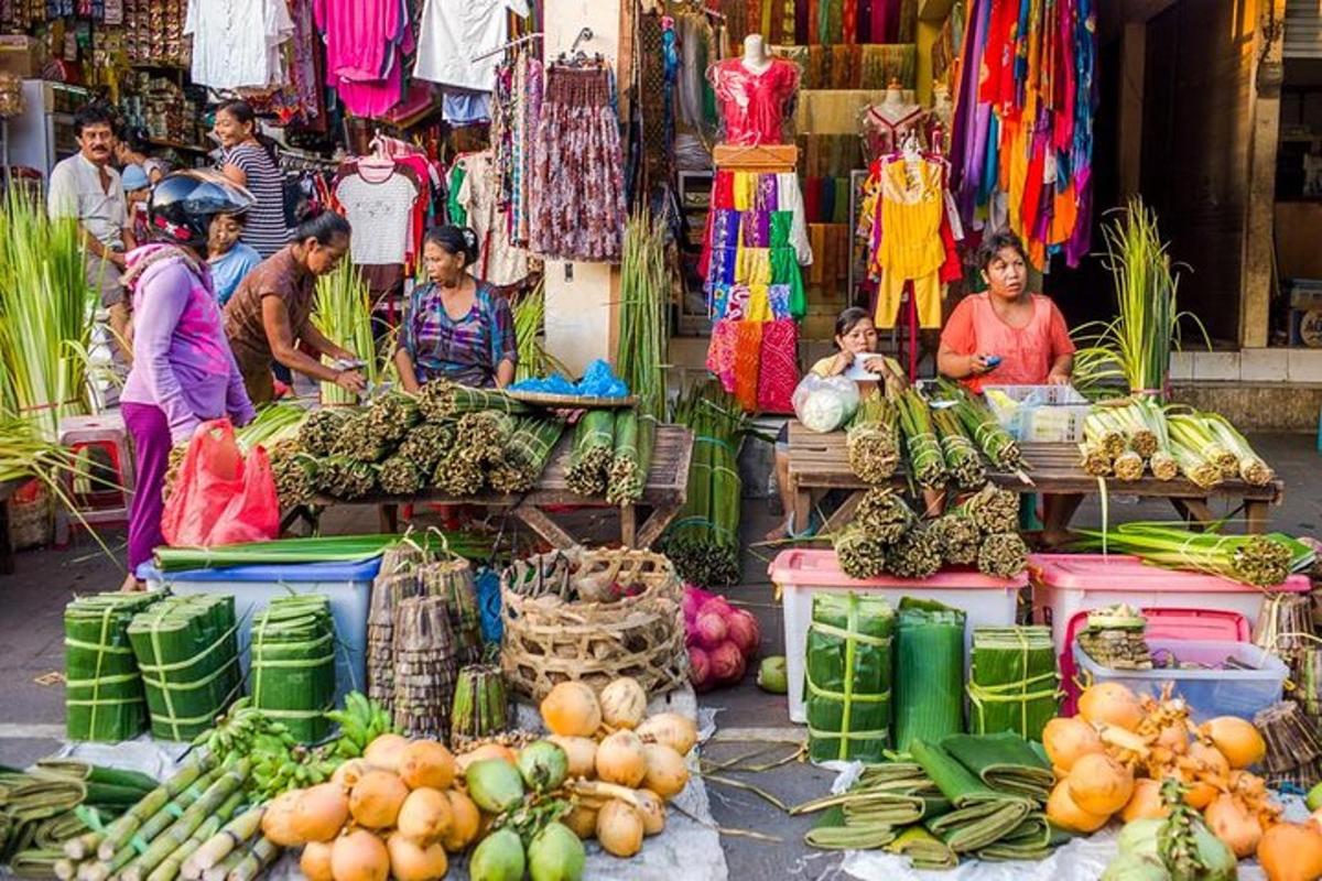 Un grupo de personas en un mercado con frutas y verduras.