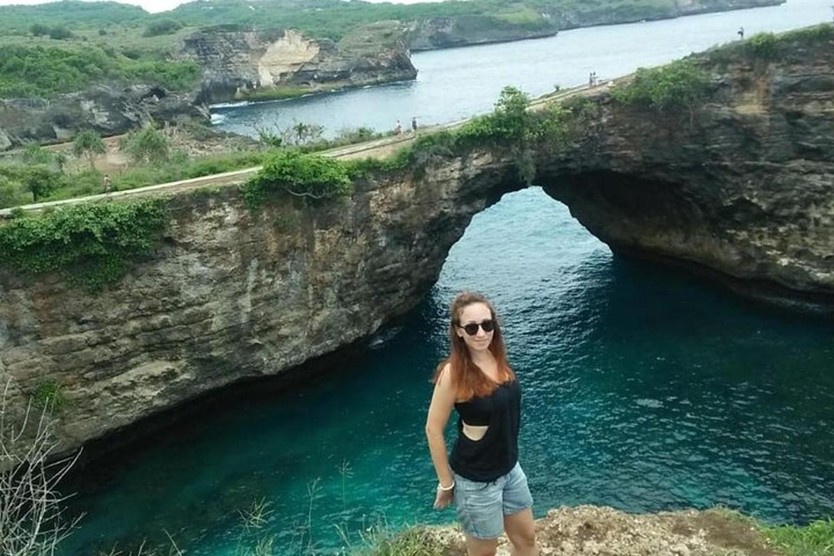 žena stojící před obloukem ve vodě