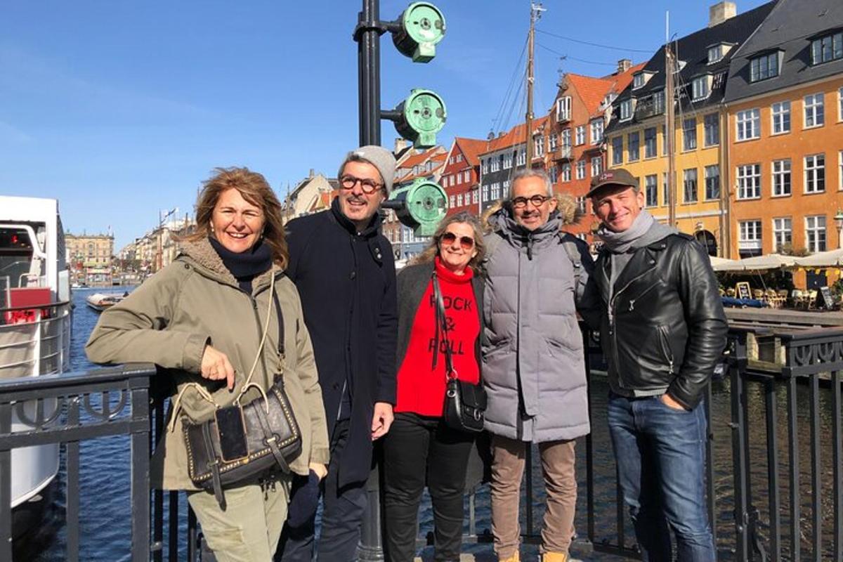 en gruppe mennesker som poserer for et bilde på en bro