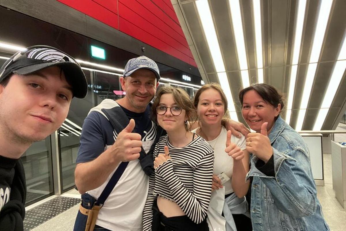 un groupe de personnes posant pour une photo