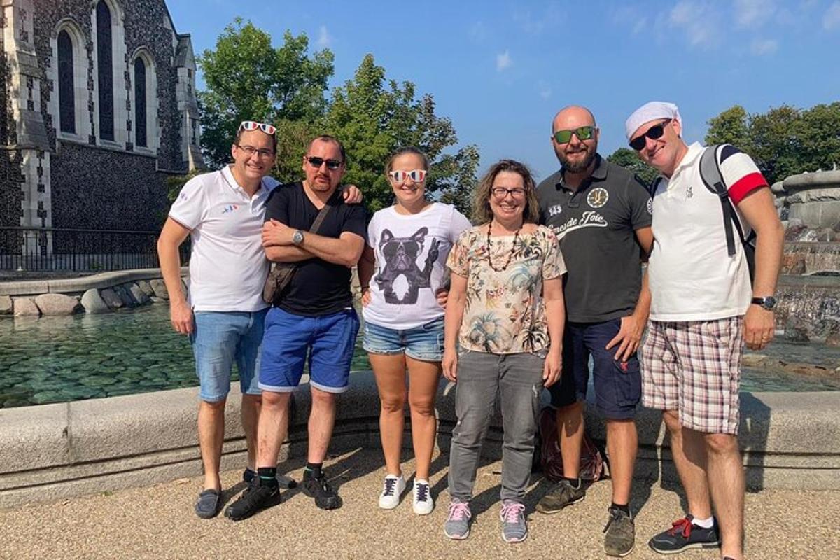 en gruppe mennesker poserer for et bilde foran en fontene