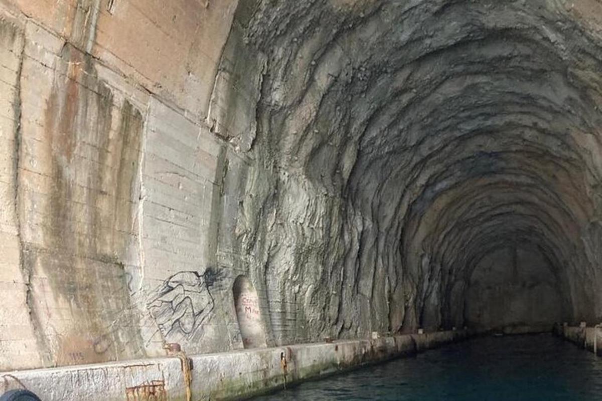 göng með veggjakroti á brúarhlið