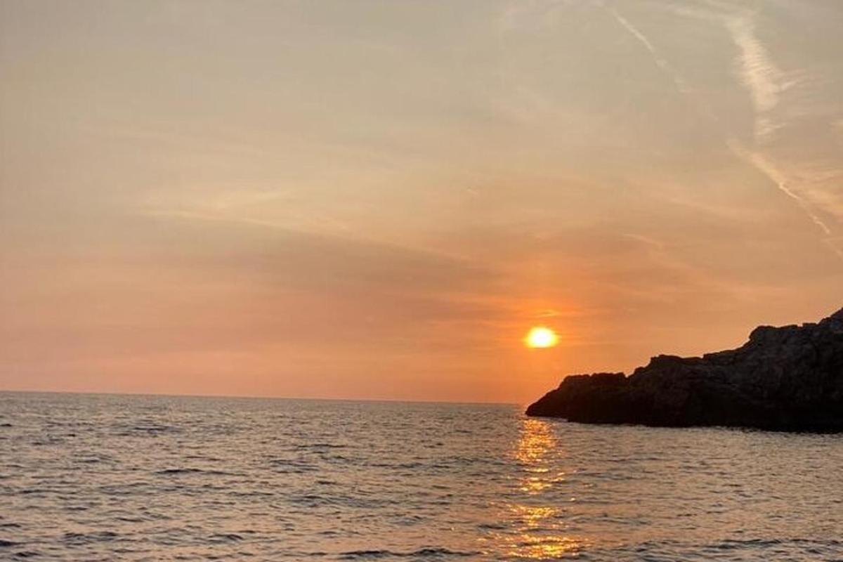 un tramonto sull'oceano con il sole all'orizzonte