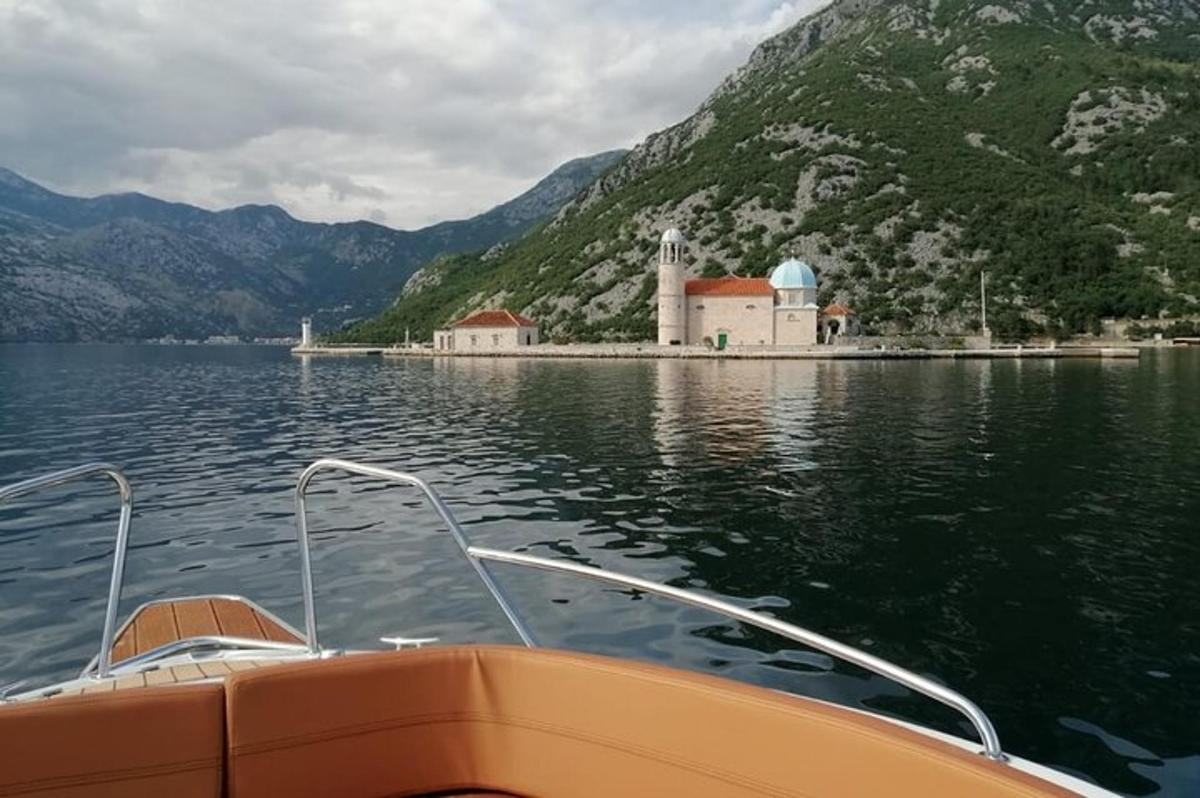 una barca in uno specchio d'acqua con una chiesa