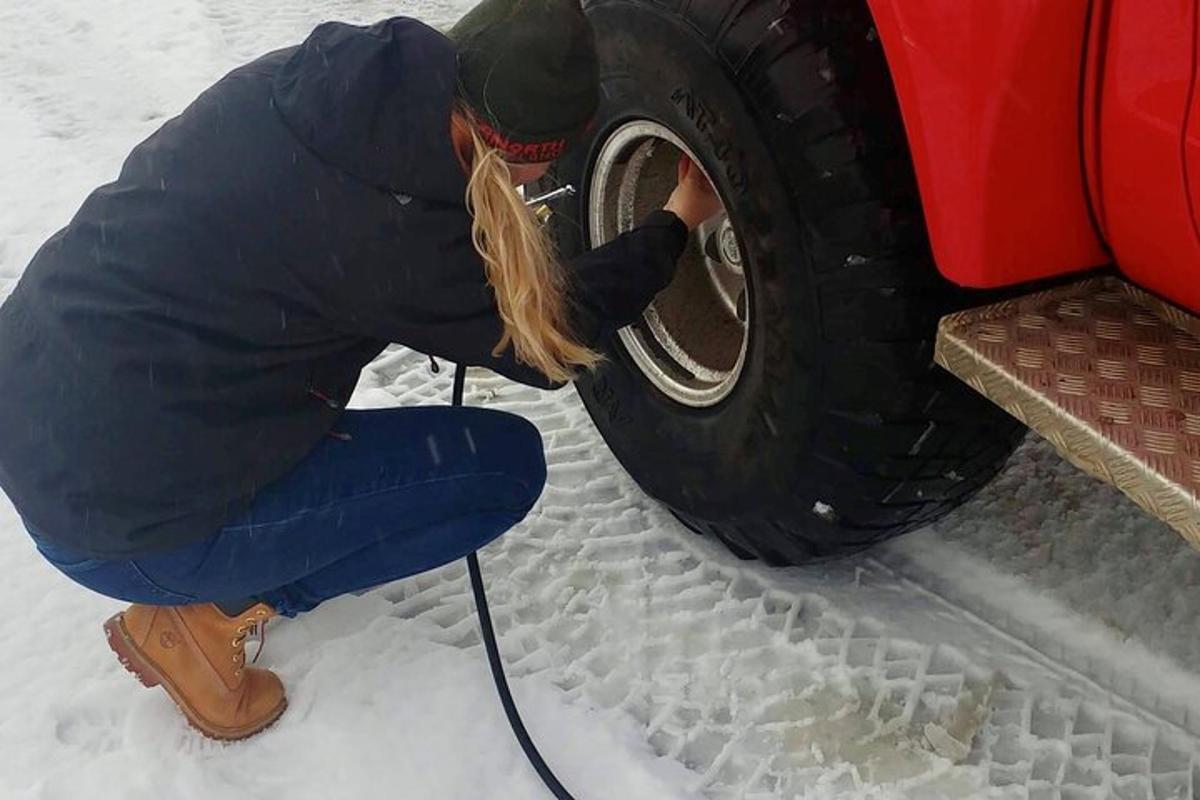 inimene vahetab lumes rehvi