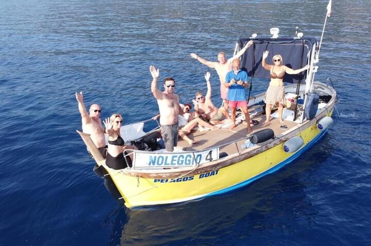 un gruppo di persone su una barca gialla in acqua