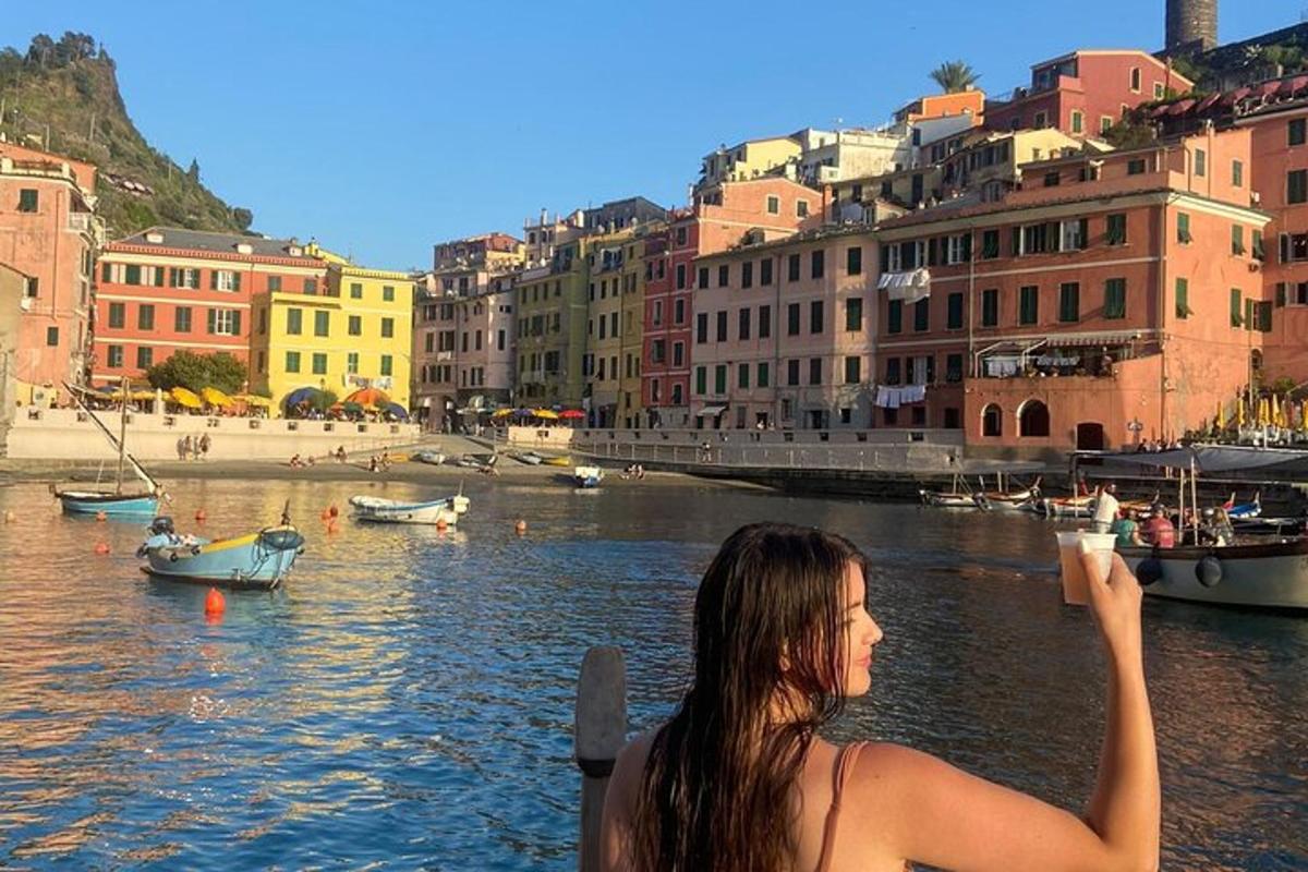una donna che scatta una foto di un fiume con edifici