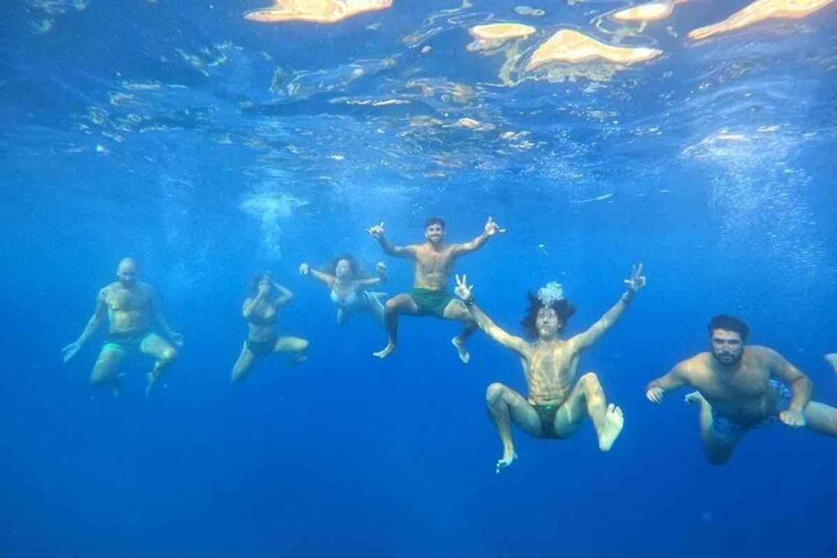 un gruppo di persone che nuotano nell'acqua