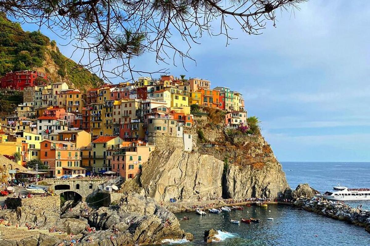 un gruppo di case su una collina vicino all'oceano