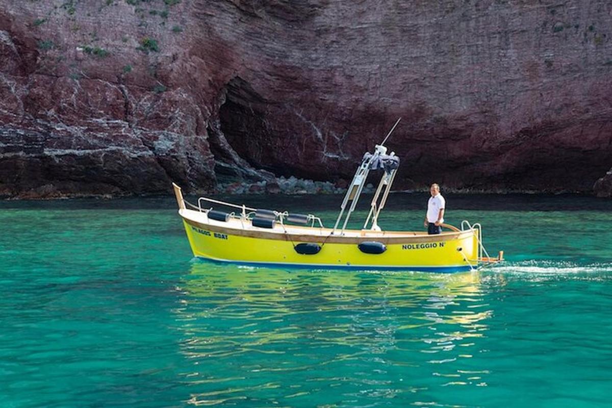 un uomo in piedi su una barca gialla nell'acqua