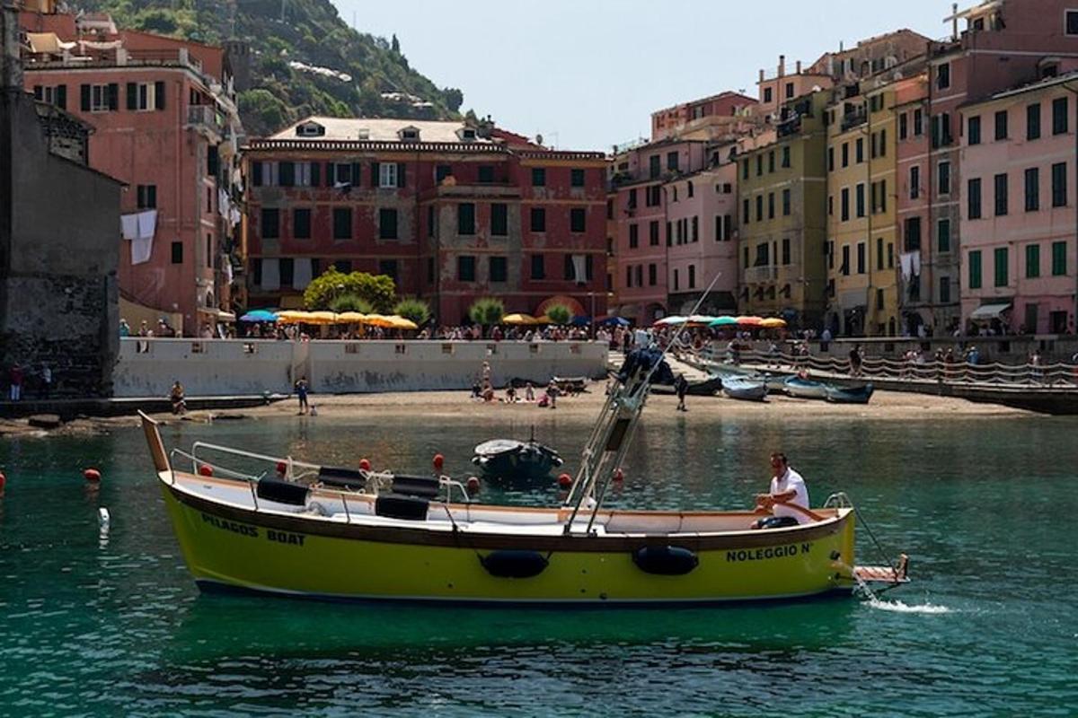 una barca gialla nell'acqua vicino a una città