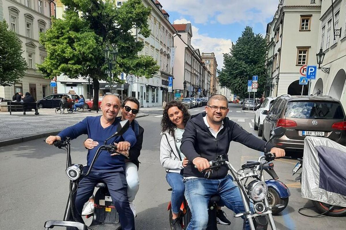 egy csoport ember motorozik az utcán