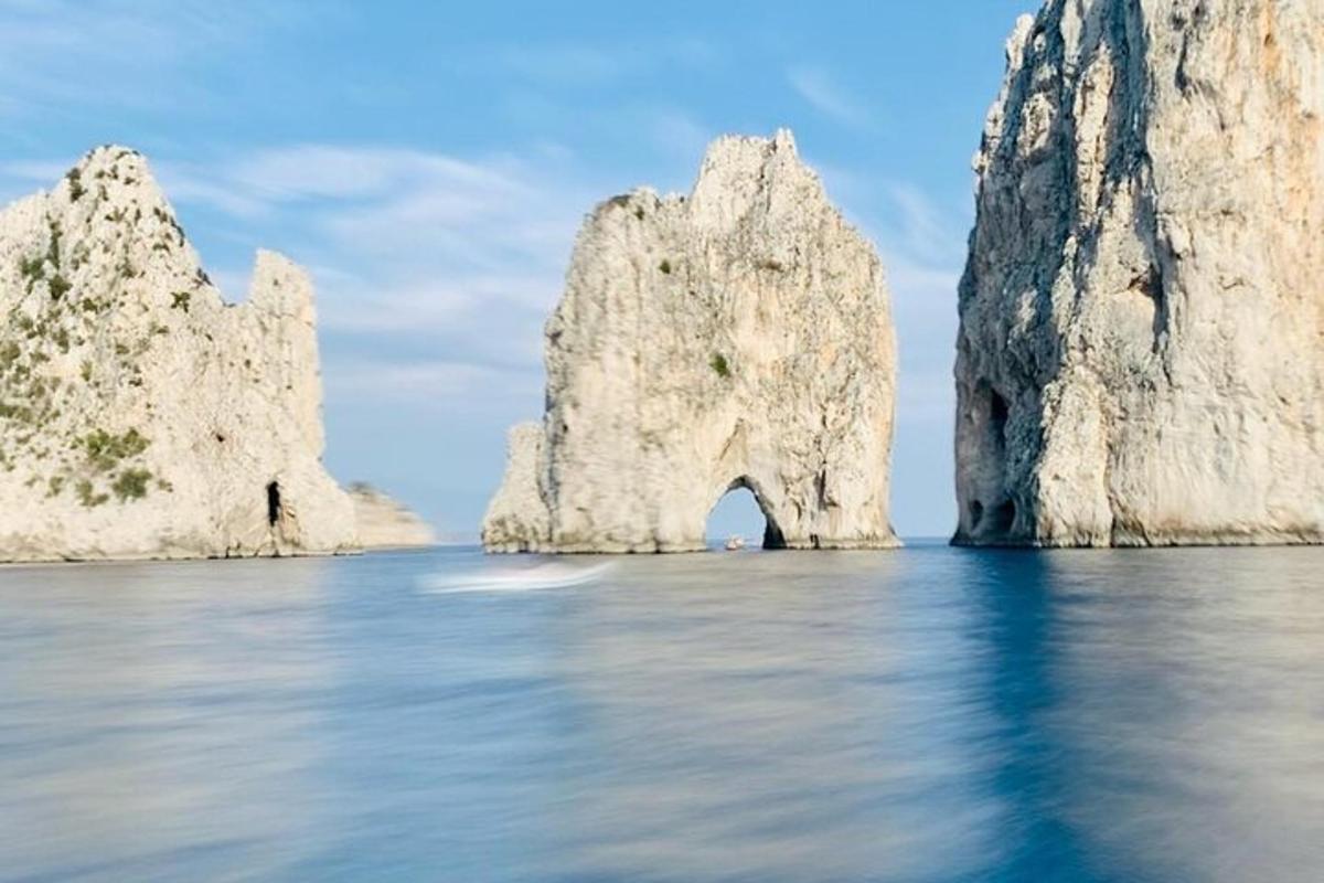 un arco nelle rocce nell'acqua