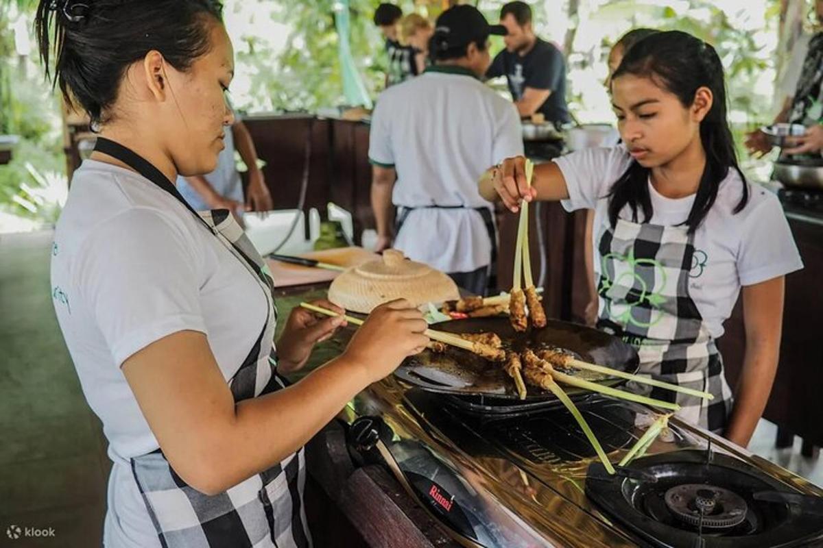 Dos mujeres están cocinando comida en una parrilla