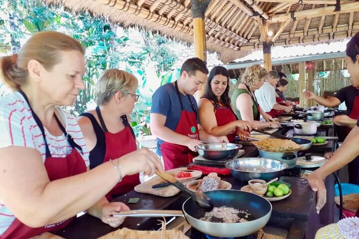 Un grupo de personas preparando comida en un buffet.