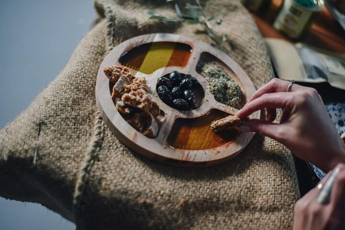 una persona que alcanza un plato de comida en una mesa