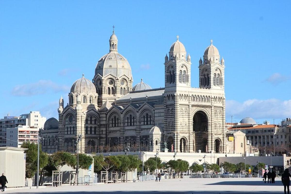 un gran edifici amb cúpules a sobre
