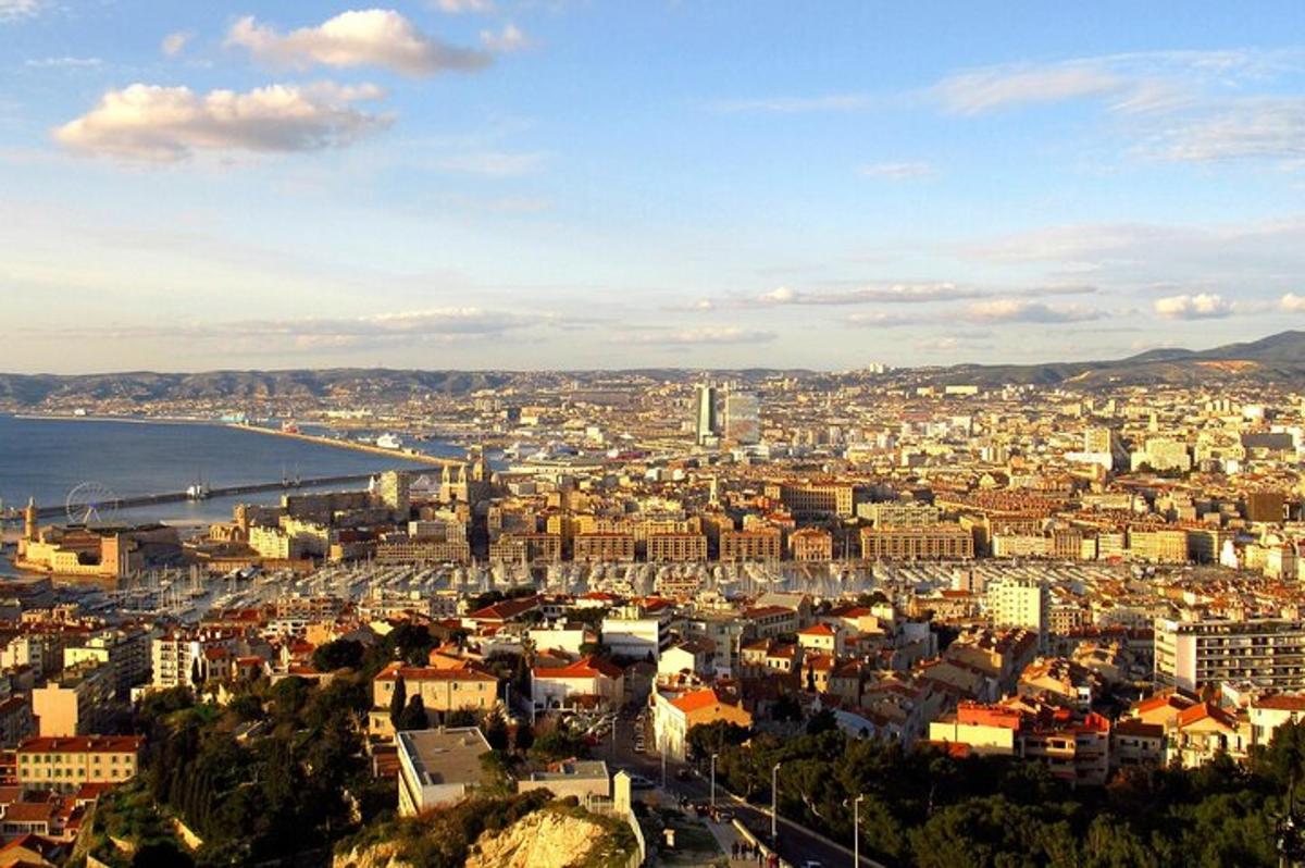 vista aèria d'una ciutat amb l'oceà