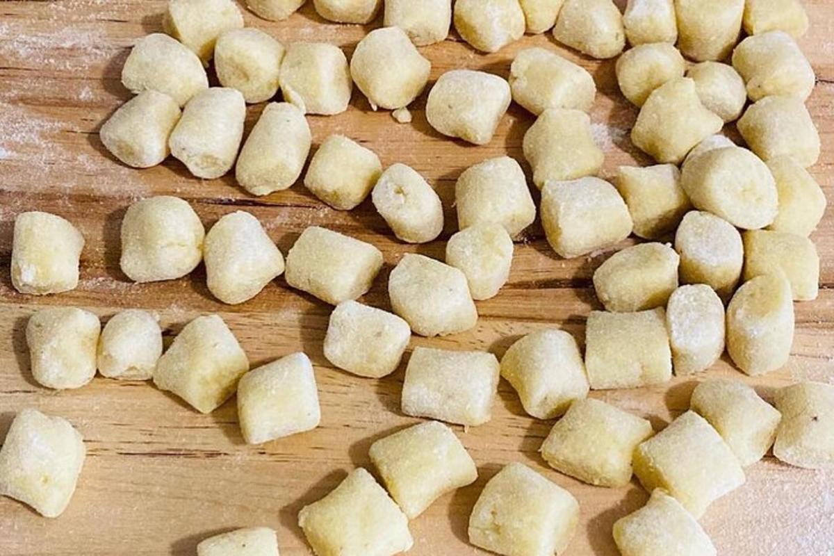 un munt de menjar cru en una taula de tallar de fusta