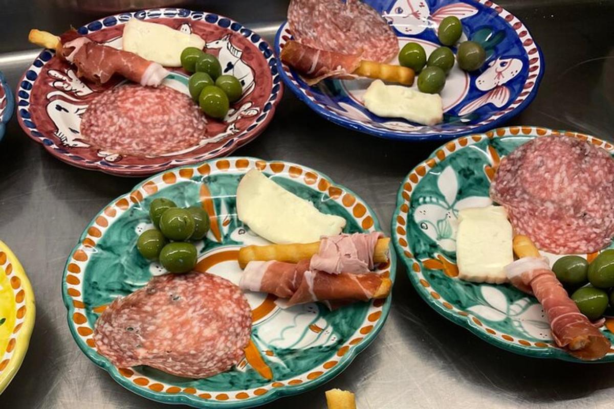 un gruppo di piatti di cibo con carne e verdure
