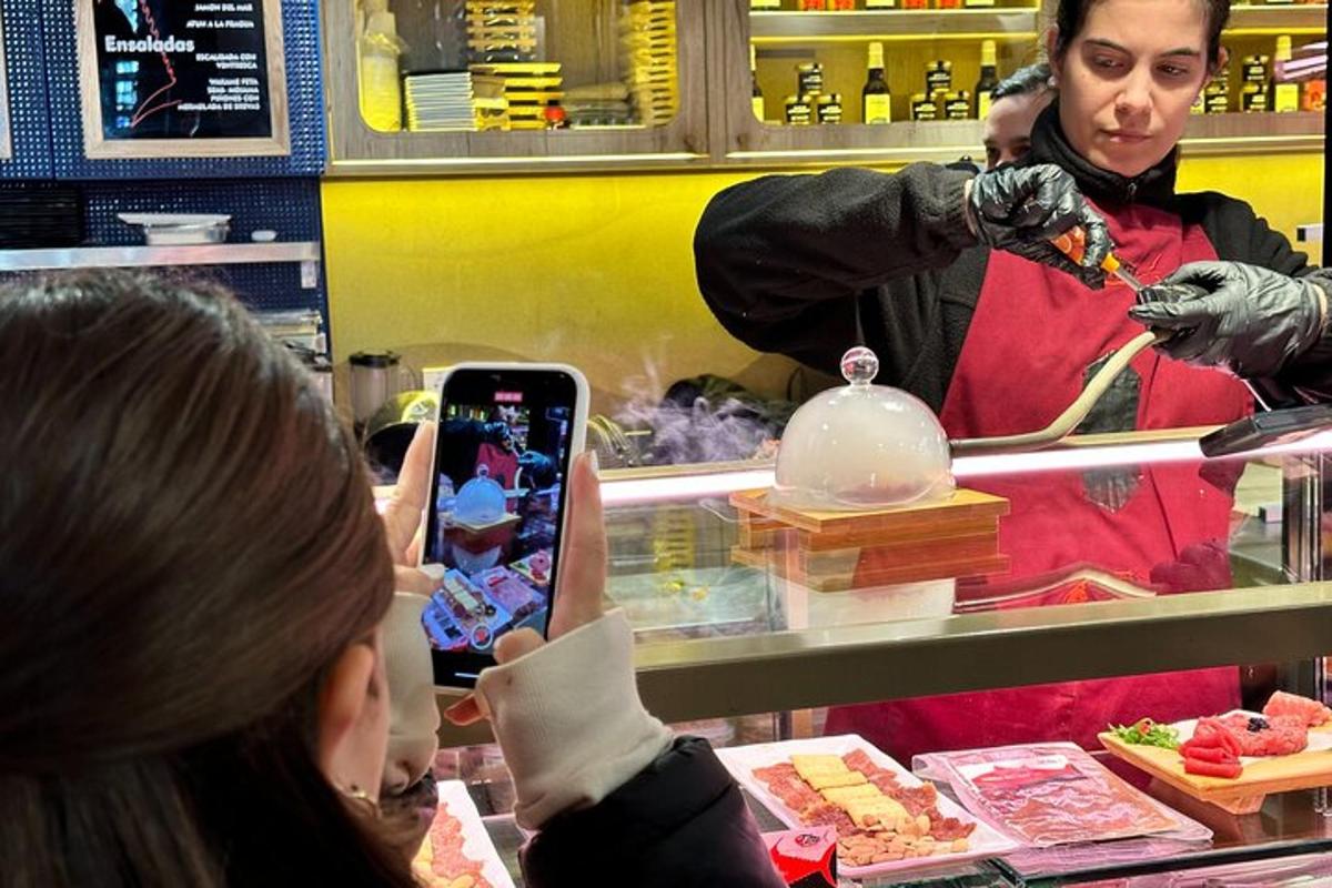 seorang wanita mengambil gambar seorang wanita sedang memesan makanan