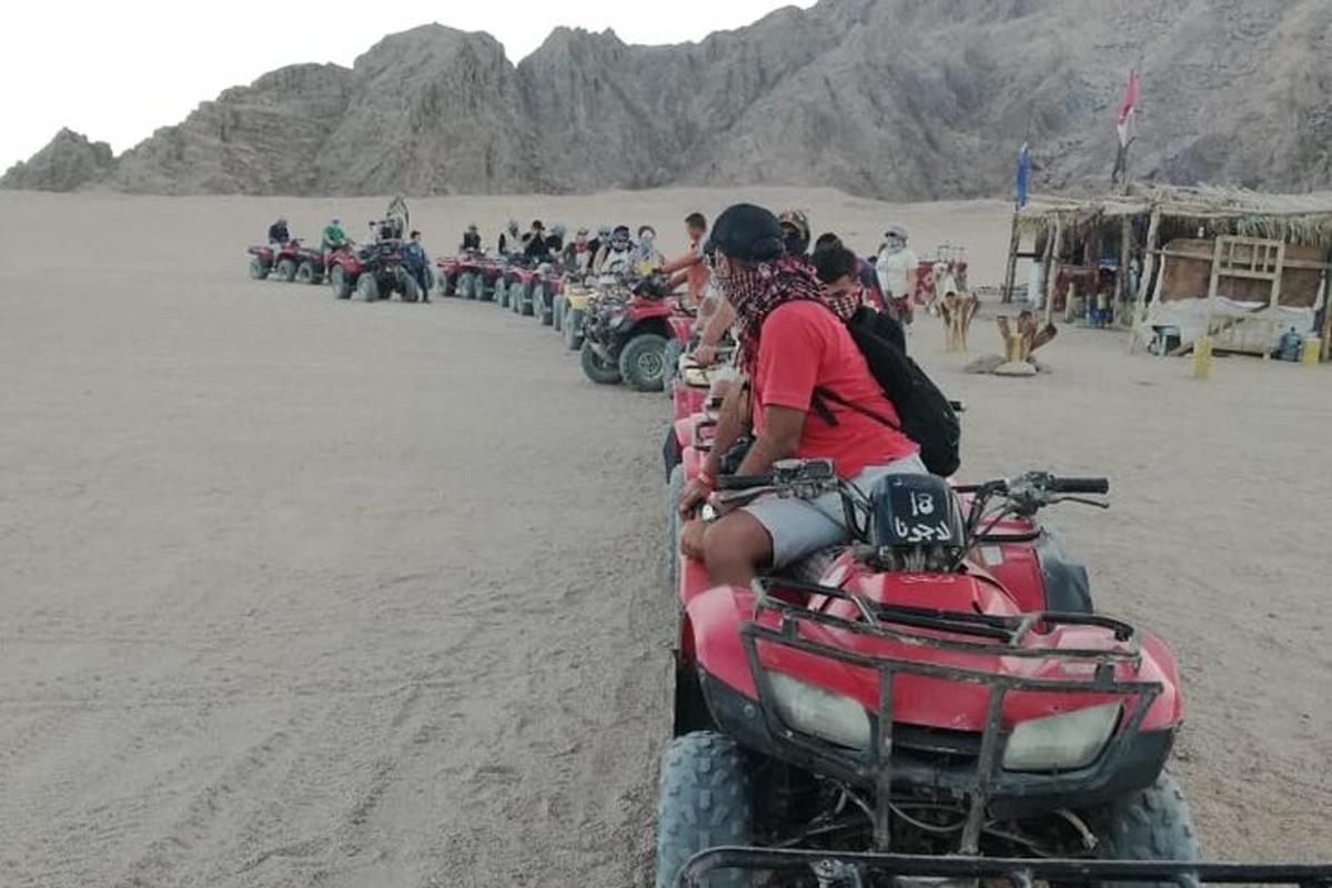 sekumpulan orang di atv di padang pasir