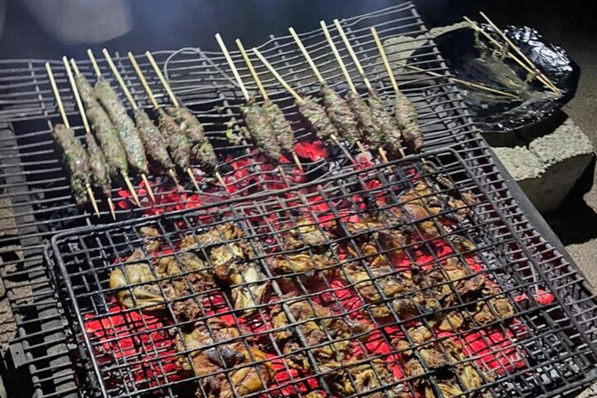 グリルで焼いているたくさんの食べ物