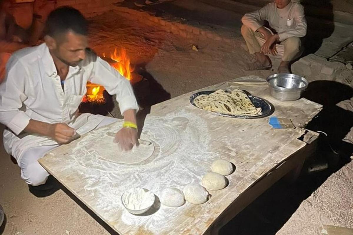 seorang lelaki membuat pizza di atas meja