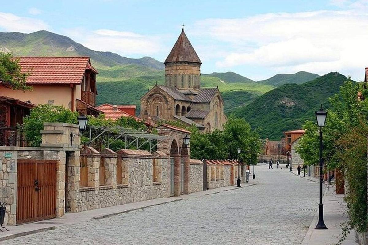 una strada vuota con una chiesa e un edificio