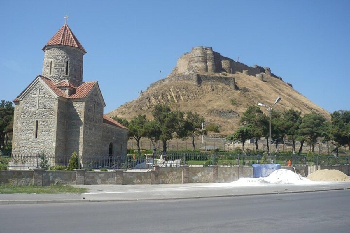 arka planda bir dağ bulunan eski bir taş bina
