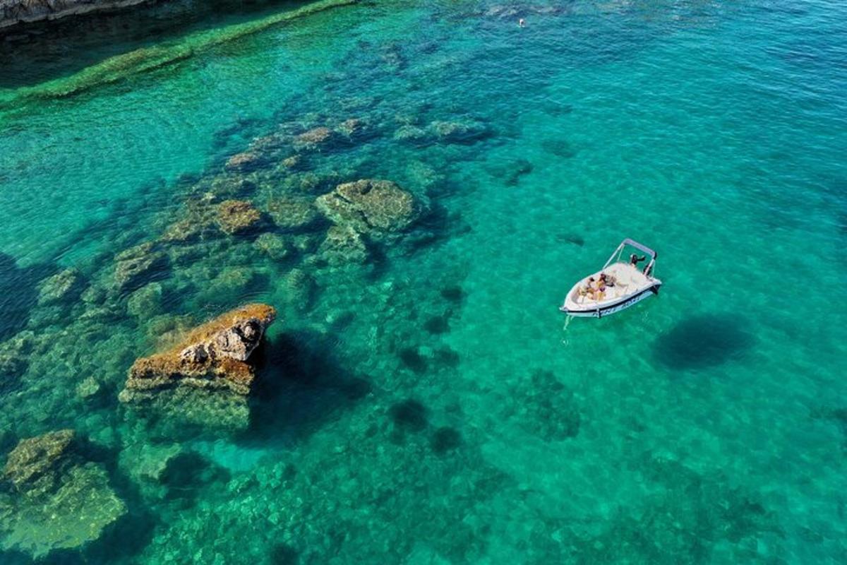 un barco en el agua junto a una roca