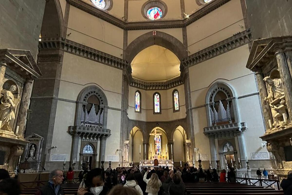 sekelompok orang yang berdiri di gereja