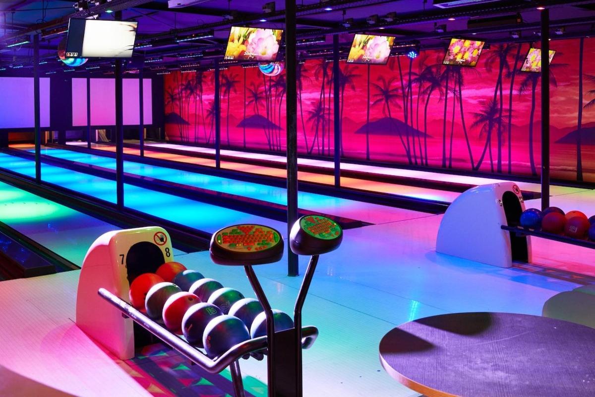 eine Bowlingbahn mit Kegeln und Bowlingbahnen