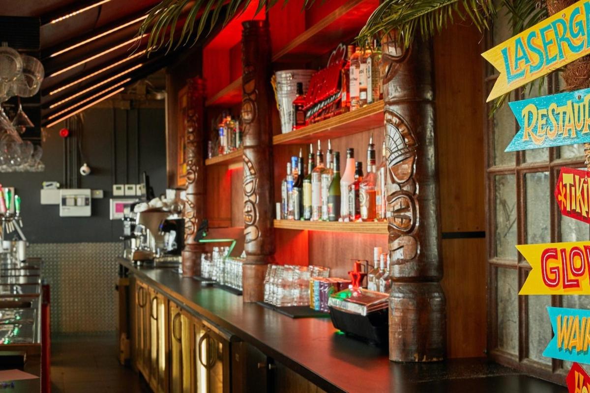 bar w restauracji z blatem