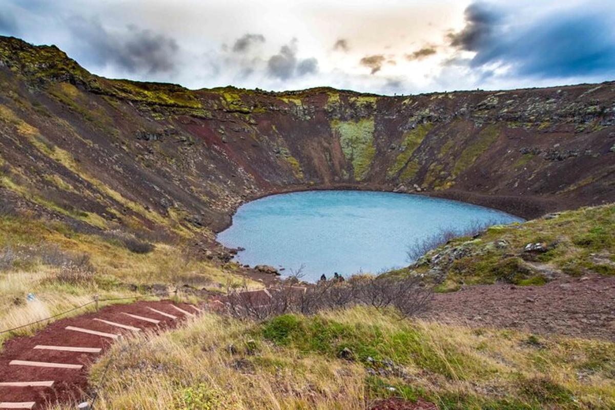 sebuah gunung dengan danau biru di tengah bukit
