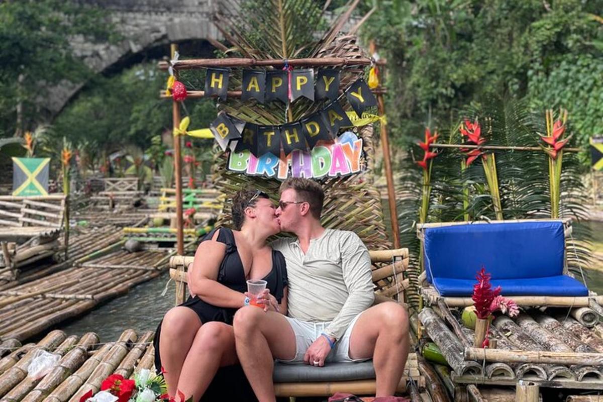 坐在木筏上接吻的男人和女人
