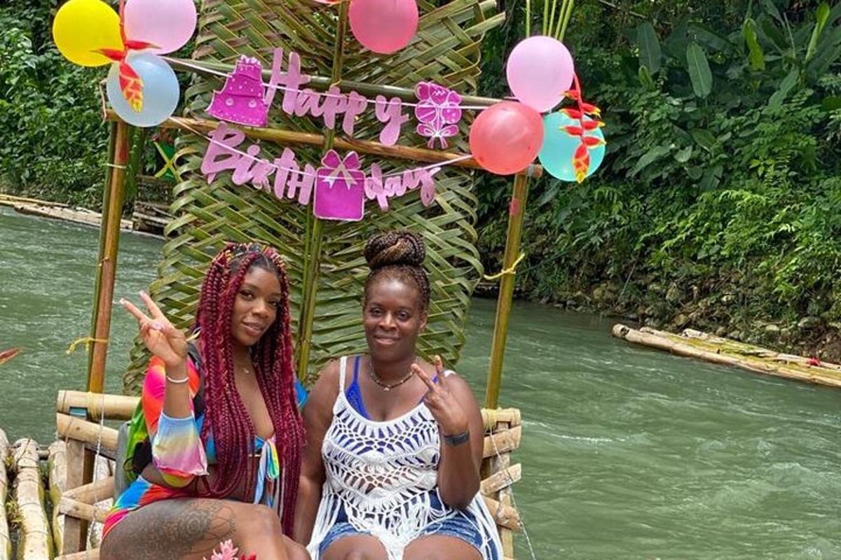 deux femmes sont assises dans un radeau avec des ballons