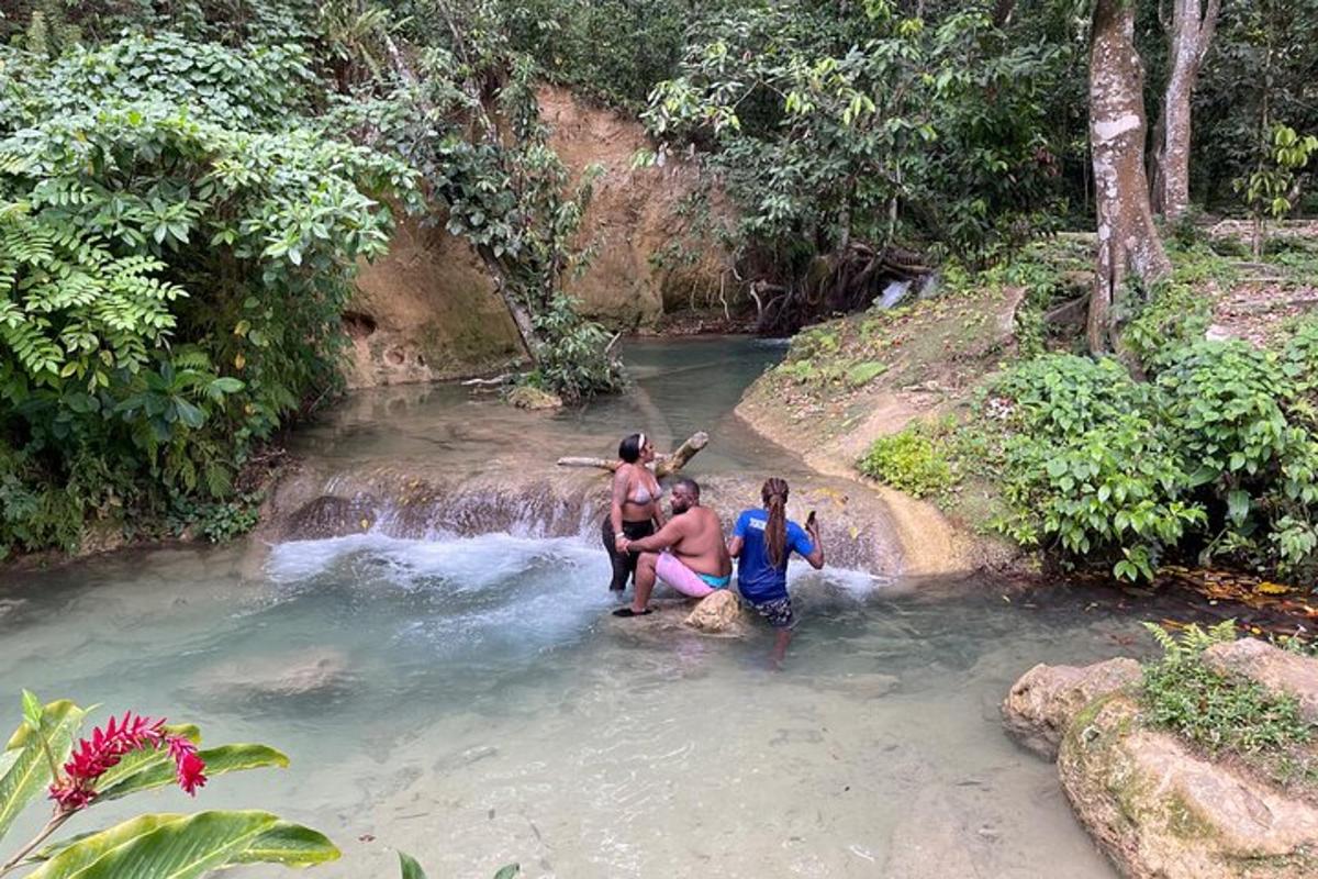 sekumpulan orang berdiri di sungai