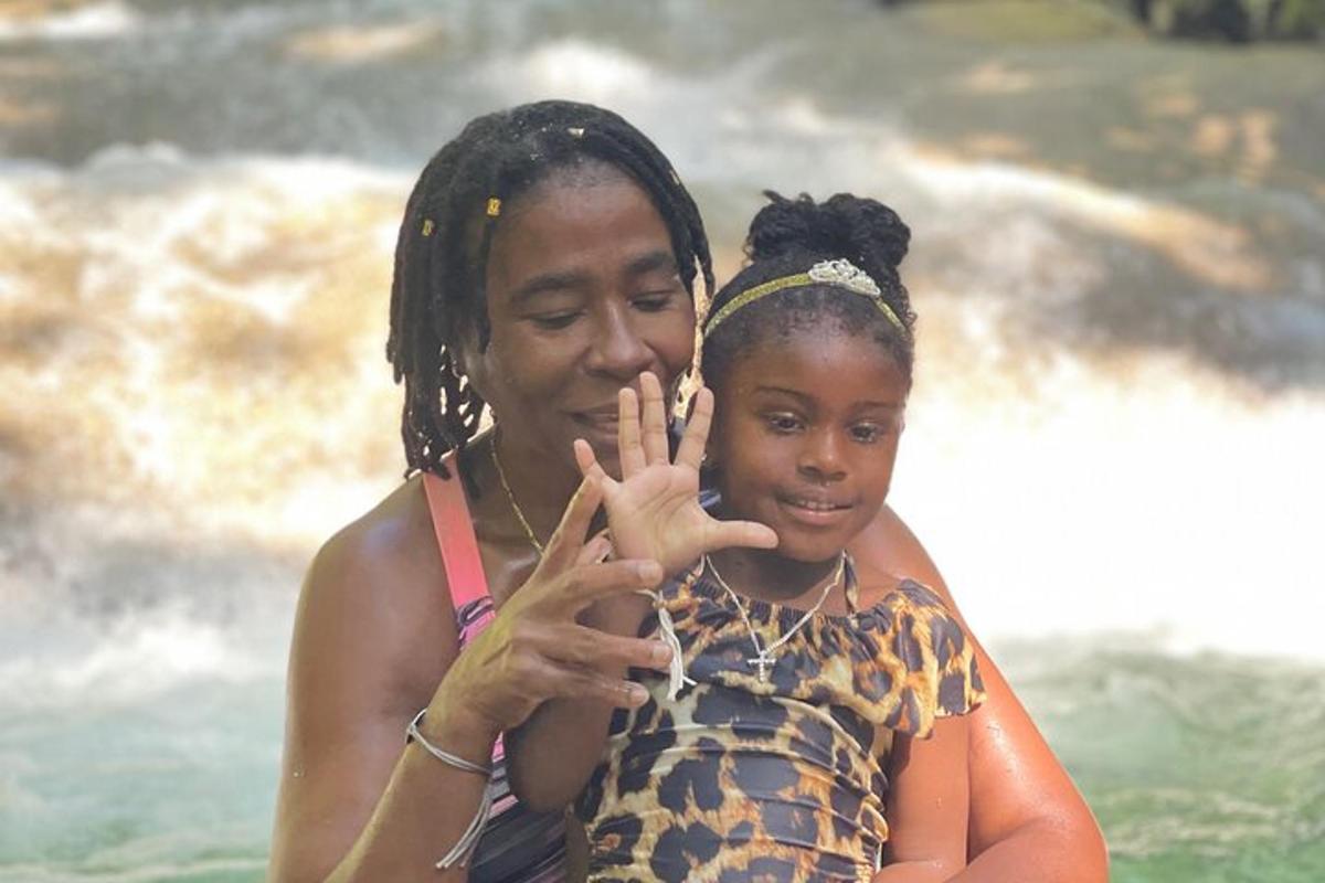 uma mulher e uma jovem fazendo o sinal da paz