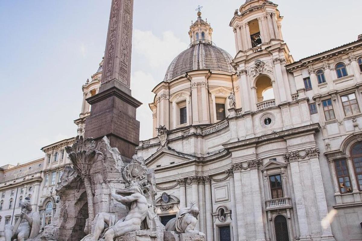 un gran edifici amb una estàtua al davant