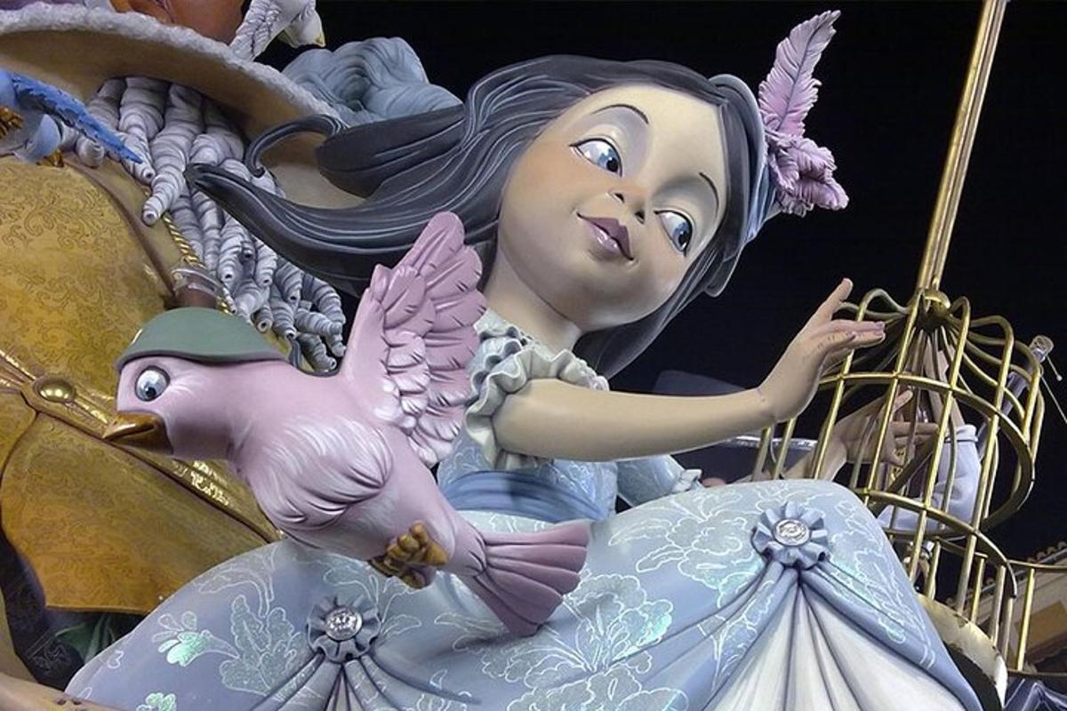Disney figurka dívky hrající na harfu