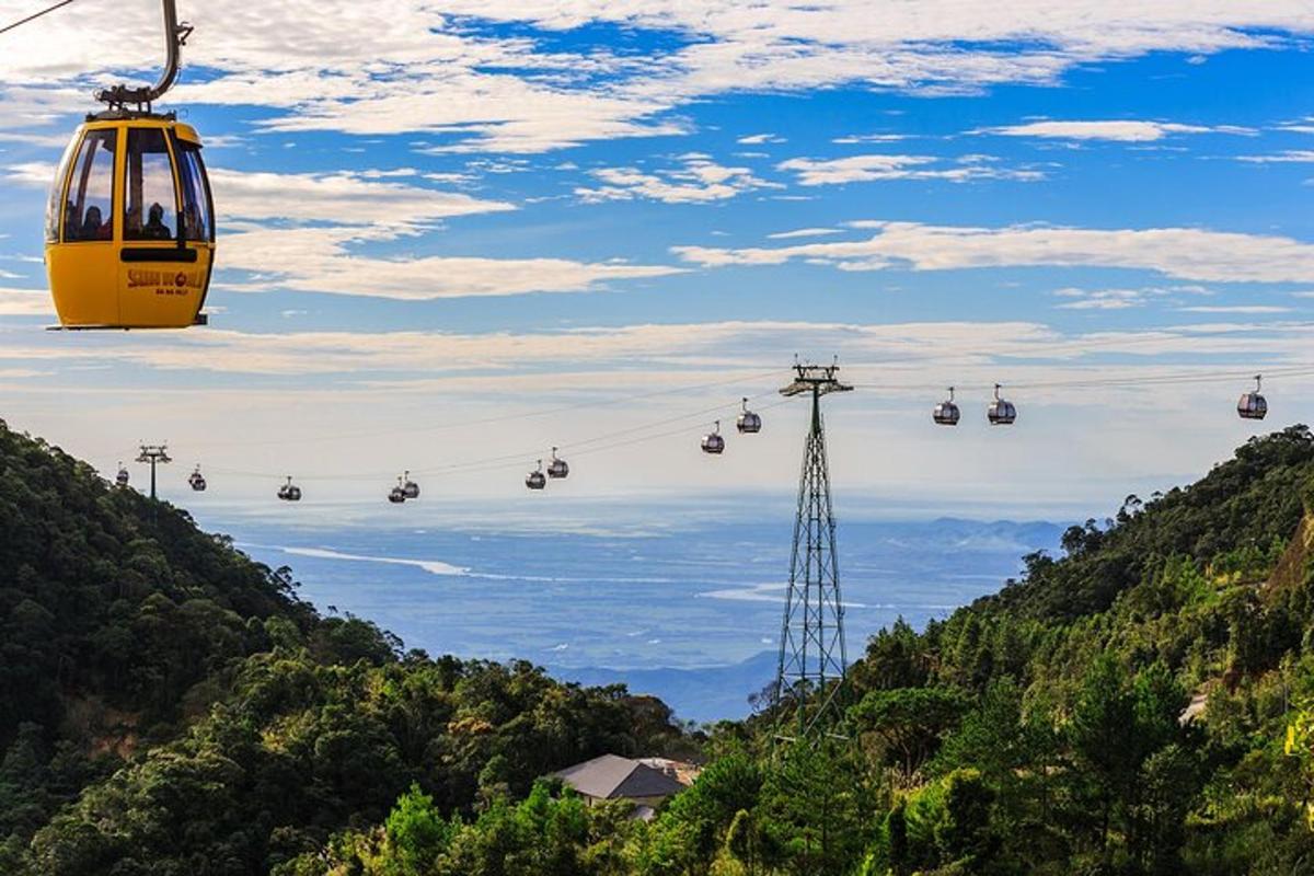 Un teleférico en el cielo sobre una montaña