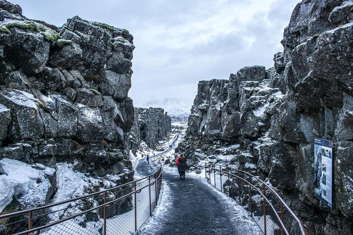 una persona che cammina lungo un sentiero tra alcune rocce