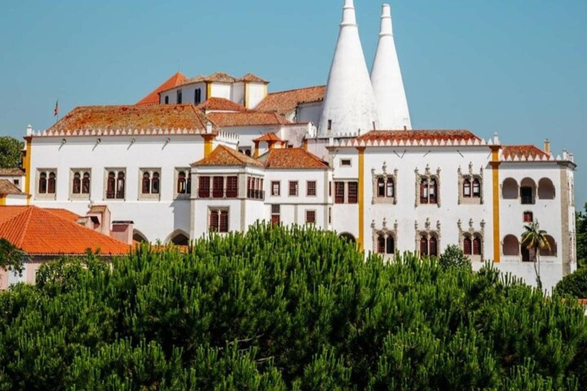 un grande edificio bianco con due torri su una collina