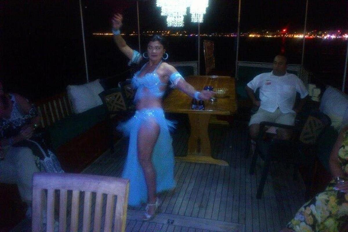una donna in un vestito blu che balla in una stanza