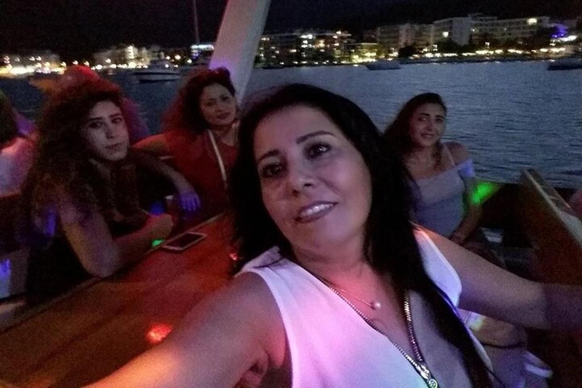 un gruppo di persone sedute su una barca di notte