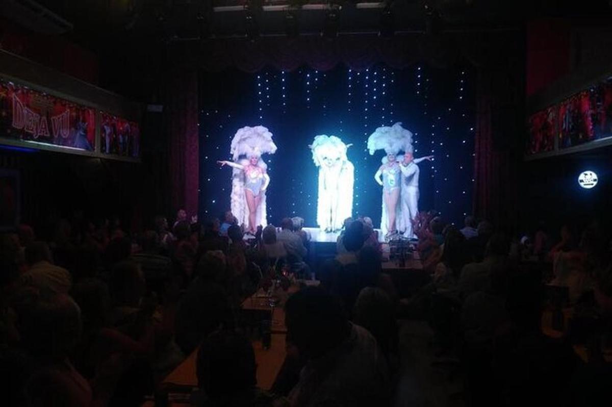 un gruppo di tre elefanti su un palco con una folla