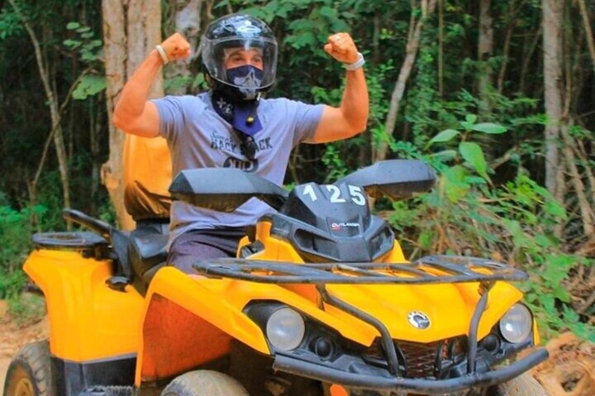 男性がクワッドバイクに乗っている