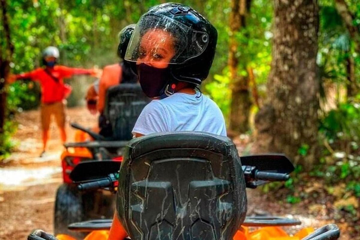 motosiklet sürerken yüz maskesi takan bir kişi
